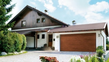 Brama garażowa do dwustanowiskowego garażu brama garażowa, dom, podjazd, garaż w bryle