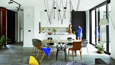 Wokół stołu Copenhague (Hay) gospodarze ustawili miks krzeseł, takich jak: Simple (Ton), MANIA Iwony Kosickiej, Chair One (Magis), Eames Plastic Chair (Vitra). Starannie dobrano oświetlenie: nad stołem zamontowane są efektowne lampy Vibia Match i reflektory natynkowe Shilo UTO. Podłogę pokrywa gres Viva Statale. W rogu lampa Tolomeo (Artemide). Wokół stołu Copenhague (Hay) gospodarze ustawili miks krzeseł, takich jak: Simple (Ton), MANIA Iwony Kosickiej, Chair One (Magis), Eames Plastic Chair (Vitra). Starannie dobrano oświetlenie: nad stołem zamontowane są efektowne lampy Vibia Match i reflektory natynkowe Shilo UTO. Podłogę pokrywa gres Viva Statale. W rogu lampa Tolomeo (Artemide). Zatarte granice