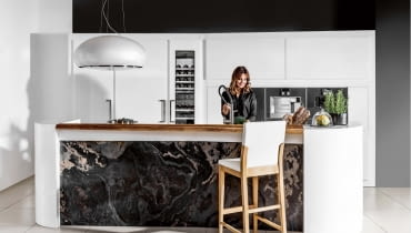 Najciekawszym rozwiązaniem w kuchni Liguria jest duża wyspa z efektownym frontem z naturalnego łupka. Najciekawszym rozwiązaniem w kuchni Liguria jest duża wyspa z efektownym frontem z naturalnego łupka.