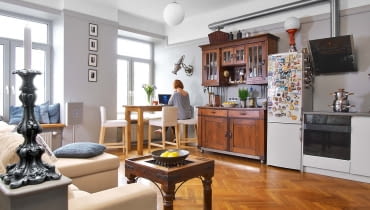 Dawny układ mieszkania zmienił się nie do poznania (tylko łazienka została na swoim miejscu). Zniknęła ściana dzieląca dwie wąskie klitki, dzięki czemu powstał przestronny pokój dzienny z aneksem kuchennym. Wielofunkcyjne wnętrze służy jako miejsce do wypoczynku, gotowania, jedzenia, przyjmowania gości i... tańczenia (Ania jest aktorką, w mieszkaniu odbyło się już niejedno przyjęcie po teatralnych premierach). Przedwojenny dębowy parkiet został wycyklinowany i polakierowany. Dawny układ mieszkania zmienił się nie do poznania (tylko łazienka została na swoim miejscu). Zniknęła ściana dzieląca dwie wąskie klitki, dzięki czemu powstał przestronny pokój dzienny z aneksem kuchennym. Wielofunkcyjne wnętrze służy jako miejsce do wypoczynku, gotowania, jedzenia, przyjmowania gości i... tańczenia (Ania jest aktorką, w mieszkaniu odbyło się już niejedno przyjęcie po teatralnych premierach). Przedwojenny dębowy parkiet został wycyklinowany i polakierowany.