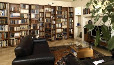 Salon. W tym mieszkaniu na książki przeznaczono najbardziej reprezentacyjne miejsce - w salonie. Ustawione w równych rzędach na efektownych regałach stały się oryginalną ozdobą wnętrza. WNETRZA POKOJ SALON Z BIBLIOTEKA WNętRZA MEBLE KSIążKI salon biblioteka aranżacja