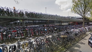 Okolice głównego dworca w Amsterdamie - to tutaj ma powstać podwodny parking rowerowy Okolice głównego dworca w Amsterdamie - to tutaj ma powstać podwodny parking rowerowy