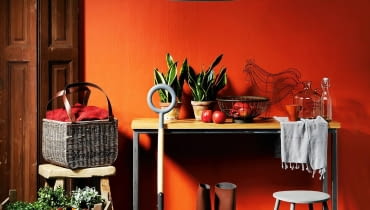 <B>Weselszy niż brąz, z którego się wywodzi i nie tak jaskrawy jak jego kuzyn oranż. Rudy odcień może pogodzić amatorów barw spokojnych z lubiącymi żywe kolory.</B> <BR />MEBLE: konsolka - 1190 zł, stołek (drewno) - 539 zł, Inne Meble; stołek (metal) - 280 zł, Warsztat Woni. POZOSTAŁE: okiennica - 690 zł, Nap; skrzynki - 130 zł/szt., łopata - 169 zł, Warsztat Woni; sztuczna gałąź (w skrzynce) - 185 zł, Decolor; sztuczne rośliny (w doniczkach) - 19,99 zł/szt., doniczki - 4,99 zł/szt., koc - 39,99 zł, dywan - 1290 zł, IKEA; konewka - 81 zł, Łodyga; lampa - 329 zł, Duka; kosz - 399 zł, House & More; kalosze - 200 zł, Nap; na konsolce: misa - 135 zł, sztuczne jabłka - 28 zł/szt., karafka - 137 zł, Inne Meble; kura - 125 zł, Warsztat Woni; butelka - 20 zł, Red Onion; szal - 59 zł, Nap; rośliny doniczkowe - 39 zł/szt., Łodyga; kubek - 1,99 zł, IKEA. NA ŚCIA-NIE: Far-ba z mie-szal-ni-ka 45 zł/l Du-lux 24.07.2014 , Warszawa , wnetrza , kolor i wzor , temat kolor rudy , sesja dla : Cztery Katy , stylizacja Joanna Plachecka . Fot. Michal Mutor SLOWA KLUCZOWE: WNETRZA DEKORACJE