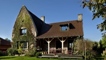 Bryła budynku nawiązuje swym kształtem do tradycji architektury normandzkiej. Wyższa część domu, z bardzo spiczastym dachem (pokrytym dachówką w kolorze brązowym), łączy się z niższą, bardziej klasyczną dom jednorodzinny