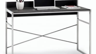 Wygląd biurka ma oczywiście duże znaczenie, jednak ważniejsza od designu jest choćby wielkość i wysokość blatu oraz dodatkowe wyposażenie. Dopasujmy biurko do swojego wzrostu i do rodzaju wykonywanej pracy. Fresno, laminowana płyta i metal, 120 x 60 cm, wys. blatu 84 cm, 199 zł, Jysk