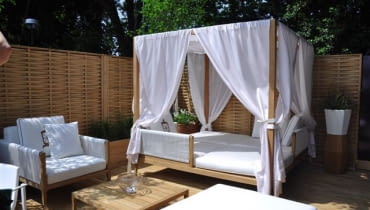 Komfortowe ogrodowe łoże - tkanina rozpięta na drewnianym stelażu chroni nie tylko przed wiatrem, ale też przed komarami. Komfortowe ogrodowe łoże - tkanina rozpięta na drewnianym stelażu chroni nie tylko przed wiatrem, ale też przed komarami.