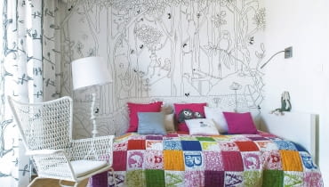 Na ścianę wybrano czarno-białą tapetę (można ją też kupić w wersji wielobarwnej). Taka okładzina nie opatrzy się zbyt szybko, będzie również pasowała do dodatków w innych kolorach. pokój dziecięcy, meble dziecięce