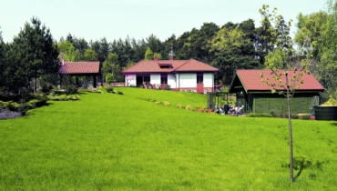 Jeśli inwestorzy dysponują dostatecznie dużą działką, dobrym pomysłem na rozbudowę może być uzupełnienie głównej bryły budynku dodatkowymi zabudowaniami, które przejmą część funkcji domu. W ogrodzie może powstać wiata na samochód, letnia kuchnia, a nawet pokój gościnny w oddzielnym domku. Taka rozbudowa pomoże zagospodarować działkę i nie zdezorganizuje życia domowników Jeśli inwestorzy dysponują dostatecznie dużą działką, dobrym pomysłem na rozbudowę może być uzupełnienie głównej bryły budynku dodatkowymi zabudowaniami, które przejmą część funkcji domu. W ogrodzie może powstać wiata na samochód, letnia kuchnia, a nawet pokój gościnny w oddzielnym domku. Taka rozbudowa pomoże zagospodarować działkę i nie zdezorganizuje życia domowników
