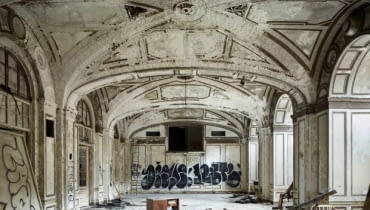 Lee Plaza Hotel w Detroit wybudowano w 1929 roku. 15-piętrowy budynek zaprojektował Charles Noble. Hotel był wspaniałym przykładem architektury Art Deco lat 20. Detroit, zrujnowane Detroit, ruiny Detroit