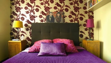 Tapeta, współczesna kopia XIX-wiecznego wzoru, narzuciła wnętrzu zarówno styl, jak i kolorystykę. Do widocznych na niej odcieniach dobrano barwy tkanin na łóżku i farby na ścianach. Na wezgłowiu stanął żartobliwy portret Ani i Jarka, wykonany tą samą techniką co dawne portrety ślubne (malowane zdjęcie). Powstał w ramach projektu 'Monidło', którego autorami byli projektantka wnętrz Izabela Skorupka, fotografka Patrycja Woy-Wojciechowska i grafik Miłosz Kaliński. Na ścianie zawisły półki na książki. Tapeta, współczesna kopia XIX-wiecznego wzoru, narzuciła wnętrzu zarówno styl, jak i kolorystykę. Do widocznych na niej odcieniach dobrano barwy tkanin na łóżku i farby na ścianach. Na wezgłowiu stanął żartobliwy portret Ani i Jarka, wykonany tą samą techniką co dawne portrety ślubne (malowane zdjęcie). Powstał w ramach projektu 'Monidło', którego autorami byli projektantka wnętrz Izabela Skorupka, fotografka Patrycja Woy-Wojciechowska i grafik Miłosz Kaliński. Na ścianie zawisły półki na książki.