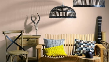 MEBLE: stolik - 1845 zł, Nap; krzesło - 860 zł, Decolor; konsolka - 1250 zł, Inne Meble; puf 129 zł, IKEA; ławka na zamówienie POZOSTAŁE: abażury - 139 i 79 zł, dywan (w koszu) - 79,99 zł, dywan (brązowo-biały, w fale) - 799 zł, dywany (plecionki sizalowe - na spodzie i pod ławką) - 89,99 zł/szt., dywan (gruba plecionka) - 129 zł, dywanik (plecionka, okrągły) - 39,99 zł, poduszka (kwadraty) - 39,99 zł, IKEA; kosz - 245 zł/2 szt., poduszka (zygzaki) - 185 zł, poduszka (żółta) - 82 zł, dywan (wzorzysty, na wierzchu) - 786 zł, Malabelle; imbryk - 314 zł, Fabryka Form; taca (na pufie) - 170 zł, Sharda Home; miska - 49,99 zł, dywanik futrzany - 69,99 zł F&F Home; poroże - 290 zł, Decolor. NA ŚCIANIE: farba 'Aromatyczny kardamon' - 85 zł/5 l, Dulux. 21.05.2015 Warszawa . Cztery katy , kolor i wzor , kolory pustyni , stylizacja Joanna Plachecka . Fot. Michal Mutor SLOWA KLUCZOWE: KATY WNETRZA