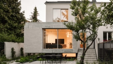 Przebudowa bliźniaka z lat 70. - nadwieszona od boku i ogrodu bryła. Proj. MFRMGR Architekci