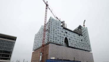 Główna sala koncertowa Elbphilharmonie ma być jedną z 10 najlepszych na świecie. Dla osiągnięcia doskonałej akustyki, zostanie ona całkowicie odizolowana od konstrukcji budynku. Za jej projekt odpowiada Yasuhisa Toyota. The construction site for the Elbphilharmonie (Philharmonic Hall), built by German construction company Hochtief, is pictured in downtown Hamburg, February 26, 2013. German builder Hochtief swung to a pretax profit in 2012 from a loss in the previous year, helped by one-time gains from asset divestments in Chile and Australia. Hochtief disclosed on Thursday a pretax profit of 546.4 million euros ($716.3 million), compared with a loss of 127 million in 2011. Its net profit reached 158.1 million euros in 2012, compared with a loss of 160 million in 2011. Picture taken February 26, 2013. REUTERS/Fabian Bimmer (GERMANY - Tags: BUSINESS CONSTRUCTION)