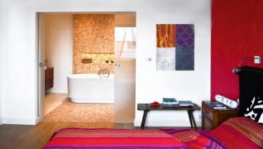 Pomieszczenia są przedzielone dwuczęściowymi drzwiami z mlecznego szkła, przesuwającymi się po szynie schowanej w szczelinie nad wejściem; otwierając, wsuwają się w ścianę.