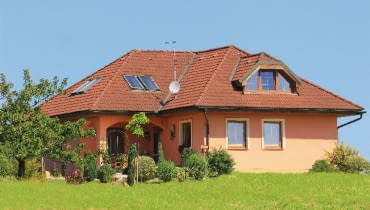 Ponad 90% nowo budowanych domów z ocieplanymi ścianami ma elewację z tynku cienkowarstwowego. Wybierając ten rodzaj wykończenia ścian, należy pamiętać, że tynk to tylko jeden z elementów ocieplenia; dlatego nie kupujemy go 'luzem', ale w komplecie z pozostałymi materiałami wchodzącymi w skład systemu tynk cienkowarstwowy