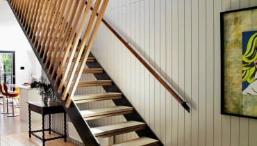 Popularne schody policzkowe (stopnie 'zamknięte' z dwóch stron deskami, na których utrzymuje się cała konstrukcja) są bardzo stabilne. Najczęściej, choć nie jest to regułą, mają ażurową konstrukcję, dzięki czemu nie przytłaczają wnętrza. schody, klatka schodowa, balustrada