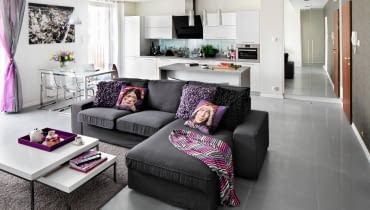 <B>Kasia i Mirek żyją w szybkim tempie. Nieustannie zabiegani, szukają w swoim mieszkaniu wyciszenia oraz odpoczynku po stresującym dniu. Sprzyjającą temu atmosferę pomogła stworzyć spokojna kolorystyka, meble o minimalistycznych formach, a także zastosowane z umiarem dodatki.</B> <BR />Strefa dzienna, powstała po otwarciu kuchni i przedpokoju na?pokój dzienny, jest przestronna i pełna naturalnego światła. Jasna kolorystyka (biel zestawiona z odcieniami szarości i dodatkiem spokojnego fioletu) sprawia, że pomieszczenie wydaje się jeszcze większe. Na to wrażenie wpływa również panujący tu ład, będący efektem wyraźnego podziału na strefy o różnej funkcji oraz to, że wnętrza nie są przeładowane meblami i dekoracyjnymi dodatkami. kuchnia, meble kuchenne, kuchnia z wyspą