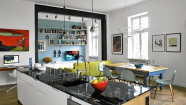 Po wyburzeniu ścian, w tym części ściany nośnej, zamiast trzech małych pokoi jest otwarta przestrzeń dzienna. kuchnia z salonem, aranżacja wnętrz,