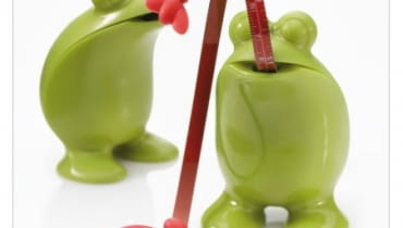 Jest i to spory. Świadczy o tym nasza krótka wycieczka po półkach z artykułami gospodarstwa domowego. Przydał się nawet długi i lepki żabi język. <BR /> AKCESORIA. Stojąca zielona żaba z muchą na końcu języka to w rzeczywistości rozwijana miarka o długości 145 cm. 69,90 zł, fide.pl