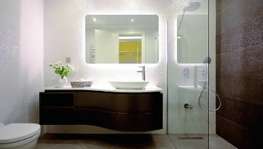 Przedmioty podświetlone kolorowym światłem LED wyglądają bardzo dekoracyjnie. W sprzedaży są lustra z wbudowanymi diodami (cena od 50 zł), można te kupić taśmy LED (od 20 zł) i oświetlić nimi dowolną część łazienki