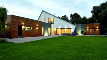 Właściciele domu szukali działki, która zapewniałaby intymność, a jednocześnie, by nie znajdowała się zbyt daleko od miasta dom miesiąca