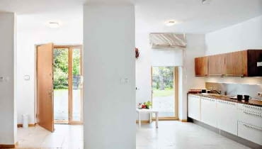 UWAGA ! PONOWNA PUBLIKACJA WYLACZNIE ZA ZGODA WLASCICIELI DOM JEDNORODZINNY , NIEPODPIWNICZONY , WNETRZA , KUCHNIA FOT. BARTOSZ MAKOWSKI PUBLIKACJA LADNY DOM NR 1 (147) - 1 2011