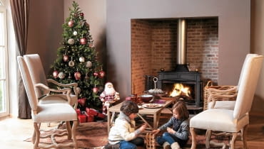 <B>Wszędzie czerwień i zieleń rozjaśnione płomykami świec. Na choince błyszczące gwiazdki, kolorowe bombki. To nic, że każda ozdoba jest inna, bo i tak wspólnie tworzą naszą wigilijną opowieść. Wyjmując je z pudeł, budzimy wspomnienia i poddajemy się magii Świąt. </B><BR /> ŚWIĘTA TRADYCYJNE. Świąteczny relaks. Odpoczynek przy kominku i choince - szkoda, że Boże Narodzenie trwa tak krótko. Meble wykonane ręcznie z drewna: fotele 1900 zł/szt., stół 3380 zł Square Space Boże Narodzenie, dekoracje świąteczne