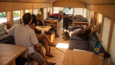 dom w autobusie, dziwne miejsca, mieszkanie w autobusie,