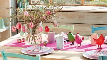 Ostertisch im Wintergarten : Strauss aus Zweigen von Amelanchier (Felsenbirne) und Corylus (Haselnuss) geschmckt mit Ostereiern, Hhnchen aus Metall 61060432,