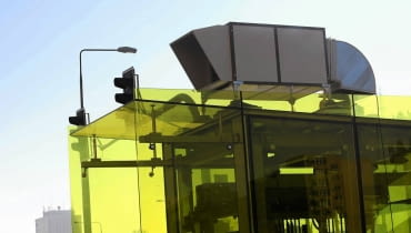 Jeden z wentylatorów nad windą przy skrzyżowaniu Marszałkowskiej i Świętokrzyskiej 27.10.2014 Warszawa , skrzyzowanie ul. Swietokrzyska i ul. Marszalkowska . Wentylator na szybie windowym II linii metra . Fot. Kuba Atys / Agencja Gazeta SLOWA KLUCZOWE: metro II linia niepelnosprawni metro swietokrzyska