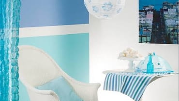 Materiały. Szkło, ceramika oraz imitujące je tworzywa sztuczne. Tkaniny gładkie, z połyskiem lub z wrabianymi fakturowymi wzorami. 19.03.2008 WARSZAWA SESJA WNETRZE KOLOR WZOR NZ POKOJ MEBLE STYLIZACJA JOANNA PLACHECKA DLA CZASOPISMA CZTERY KATY FOT. ARKADIUSZ SCICHOCKI / AGENCJA GAZETA PUBLIKACJA CZTERY KATY NR 6 (200) - 6 2008