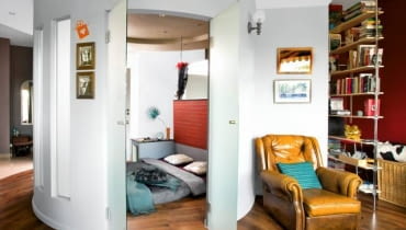 W ponadtrzydziestometrowej otwartej przestrzeni dziennej (pokój połączony z kuchnią i przedpokojem) właścicielka postanowiła wydzielić osobną, zamykaną drzwiami sypialnię. Architekt, który podjął się przygotowania projektu, zaproponował rzadko stosowaną konstrukcję na planie koła o średnicy trzech metrów. W aneksie zmieściło się wszystko, co w sypialni niezbędne, łącznie ze schowkiem-garderobą. Z zewnątrz konstrukcja wygląda lekko i nie przytłacza wnętrza. Jest to przede wszystkim zasługa użytych materiałów: w cienkich ściankach z płyt gipsowo-kartonowych umieszczono przeszklenia przypominające okna. Szklane są także dwuskrzydłowe drzwi prowadzące do środka.