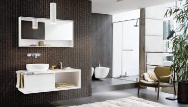 Meble łazienkowe zwracają uwagę prostymi formami i wyjątkową funkcjonalnością: szafki wysuwające się jak cargo, płytkie szuflady wewnętrzne (idealne do przechowywania mniejszych akcesoriów i kosmetyków), wygodne półki pod lustrem lub po bokach obudowy, rozmaite relingi. W projektach króluje biel. Modne są również najróżniejsze odcienie beżu oraz (rzadziej) czerń. Ta 'monotonia' kolorystyczna sprzyja przejrzystej aranżacji wnętrza. <BR > Meble łazienkowe. OVUM by Antonio Citterio, szafka podumywalkowa z płyty wilgocioodpornej, 127 x 39,9 cm, wys. 57 cm Sanitec Koło, 2726 zł; szafka z lustrem, 120 x 13,5 cm, wys. 60 cm, Sanitec Koło, 1781 zł Meble łazienkowe zwracają uwagę prostymi formami i wyjątkową funkcjonalnością: szafki wysuwające się jak cargo, płytkie szuflady wewnętrzne (idealne do przechowywania mniejszych akcesoriów i kosmetyków), wygodne półki pod lustrem lub po bokach obudowy, rozmaite relingi. W projektach króluje biel. Modne są również najróżniejsze odcienie beżu oraz (rzadziej) czerń. Ta 'monotonia' kolorystyczna sprzyja przejrzystej aranżacji wnętrza. <BR > Meble łazienkowe. OVUM by Antonio Citterio, szafka podumywalkowa z płyty wilgocioodpornej, 127 x 39,9 cm, wys. 57 cm Sanitec Koło, 2726 zł; szafka z lustrem, 120 x 13,5 cm, wys. 60 cm, Sanitec Koło, 1781 zł