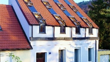 Kolektor zainstalowany nad oknem wyposażonym w roletę zewnętrzną. By było to możliwe, standardowy kołnierz trzeba zastąpić specjalnym, szerszym Kolektor zainstalowany nad oknem wyposażonym w roletę zewnętrzną. By było to możliwe, standardowy kołnierz trzeba zastąpić specjalnym, szerszym