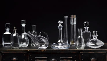 OD LEWEJ: 1. Do whisky, szkło, poj. 0,75 l, 345 zł, Villeroy & Boch 2. Do wina, szkło, poj. 0,75 l, 90 zł, House & More 3. Do wina, kryształ, poj. 0,75 l, 199 zł, BBHome 4. Do wody, szkło, poj. 0,3 l, 129,99 zł, Duka 5. Do wody, szkło, poj. 1,6 l, 69 zł, home&you 6. Do wina, szkło, poj. 0,75 l, 100 zł Malabelle 7. Do wody, szkło, poj. 0,6 l, 47 zł, szyszkowepole.pl 8. Do wody, szkło, poj. 1 l - 89 zł; szklanka-korek - 37 zł, Reset 9. Do wina/wody, szkło, poj. 0,75 l, 56 zł, szyszkowepole.pl 10. Do whisky, szkło, poj. 0,75 l, 94 zł, garneczki.pl 11. Do wina, szkło, poj. 0,5 l, 69 zł, home&you Komoda, metal, 141 x 48 cm, wys. 77 cm .1650 zł Malabelle 22.10.2014, Warszawa ,wnętrza , wzornictwo , temat karafki, sesja dla: Cztery Katy , stylizacja Beata Drzewosowska . Fot. Michal Mutor