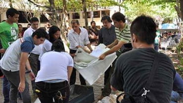 Japoński architekt Shigeru Ban wraz ze studentami z Dominikany buduje lekkie schronienia z papierowych rur i foli dla mieszkańców zburzonej stolicy Haiti - Port-au-Prince katastrofa, pawilon, haiti, shigeru ban architects