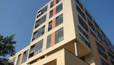 Kolejny apartamentowiec położony jest również w ścisłym centrum, nieopodal Placu Grzybowskiego i historycznej ulicy Próżnej. Kolejny apartamentowiec położony jest również w ścisłym centrum, nieopodal Placu Grzybowskiego i historycznej ulicy Próżnej.