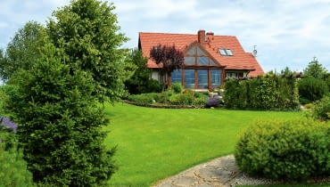 Urządzanie domu stało się dla właścicieli okazją do poznawania ciekawych ludzi, którzy potrafią tworzyć niesamowite rzeczy w swoich małych pracowniach dom, oranżeria