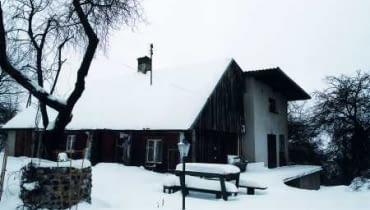 Jedno z niewielu zdjęć sprzed przebudowy. Na pierwszym planie chałupa, którą pani Anna pokochała od pierwszego wejrzenia. Na tyłach widoczna brzydka murowana przybudówka, zawieszona nad skarpą.