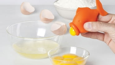 Yolkfish - gadżet do oddzielania żółtka od białka; proj. Peleg Design gadżet, kuchenne gadżety, akcesoria