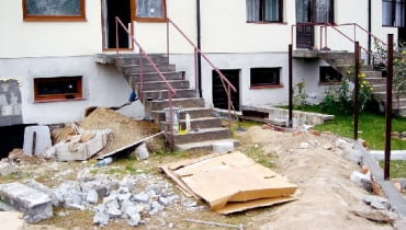 Jeśli piwnica została zalana w wyniku powodzi, usuwanie jej można zacząć dopiero po opadnięciu wód gruntowych poniżej poziomu posadzki Jeśli piwnica została zalana w wyniku powodzi, usuwanie jej można zacząć dopiero po opadnięciu wód gruntowych poniżej poziomu posadzki