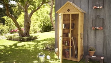 Duża szafa ogrodowa z impregnowanego drewna świerkowego, z ocynkowanym blaszanym dachem i trzema półkami, mocowanymi na różnych wysokościach. Zmieszczą się w niej nawet narzędzia z długimi trzonkami. Wymiary: szer. 82 cm, wys. 178 cm, gł. 45 cm. Półki udźwigną ciężar do 30 kg, Cena: ok. 700 zł, www.tchibo.pl Duża szafa ogrodowa z impregnowanego drewna świerkowego, z ocynkowanym blaszanym dachem i trzema półkami, mocowanymi na różnych wysokościach. Zmieszczą się w niej nawet narzędzia z długimi trzonkami. Wymiary: szer. 82 cm, wys. 178 cm, gł. 45 cm. Półki udźwigną ciężar do 30 kg, Cena: ok. 700 zł, www.tchibo.pl