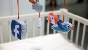 "New Born Fame", czyli facebook dla niemowląt. proj. Lara Cornet facebook, dzieci, projekt, szokujący projekt, design, dzieci w sieci, zabawki