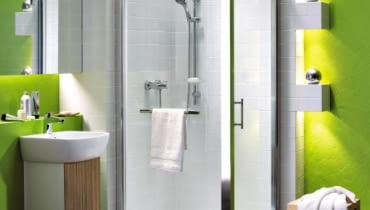 Jak inaczej domyć brodzik w miejscach, gdzie są prowadnice, jeśli nie wejdziemy do środka i nie zamkniemy za sobą drzwi?