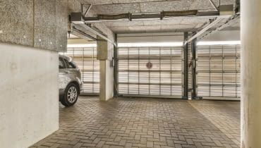 Garaż poniżej poziomu terenu – jak zaprojektować wjazd i odwodnienie, aby ulewa nie zalała domu ani samochodu?