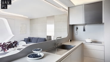 Różnorodność faktur, form i motywów rekompensuje niemal całkowity brak koloru we wnętrzach. Biel i beton we wnętrzach. Nowoczesne mieszkanie pełne oryginalnych rozwiązań