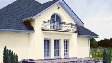 Elewacja w jasnym kolorze. Będzie dłużej wyglądała świeżo i czysto niż elewacje w intensywnych, ciemnych barwach: takie szarzeją szybciej, a spękania powłok są na nich bardziej widoczne. DOM JEDNORODZINNY