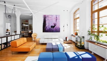 'Migrant 1' - dzieło berlińskiego artysty Saschy Kürschnera z 2010 r., olej i asfalt na płótnie. Współczesna wariacja na temat drobnomieszczańskiego motywu. W zależności od natężenia światła obraz efektownie zmienia barwy. aranżacje wnętrz, prezentacje mieszkań