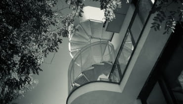 Spiralne schody prowadzące na taras na dachu.