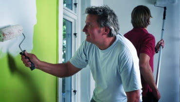 Malowanie ścian to okazja, by nadać wnętrzu zupełnie nowy wygląd. Zanim jednak złapiemy za pędzle nie zapominajmy o właściwym przygotowaniu ścian do malowania.